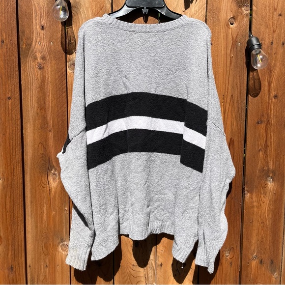 Hollister grey sweater with white and black stripes - Picture 3 of 3